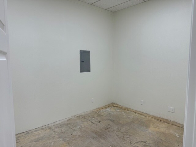 More Photos Of 19445-19449 Ventura Blvd, Tarzana Storefront For Lease