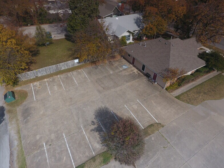 More Photos Of 1005 N Elm St, Denton Office For Lease