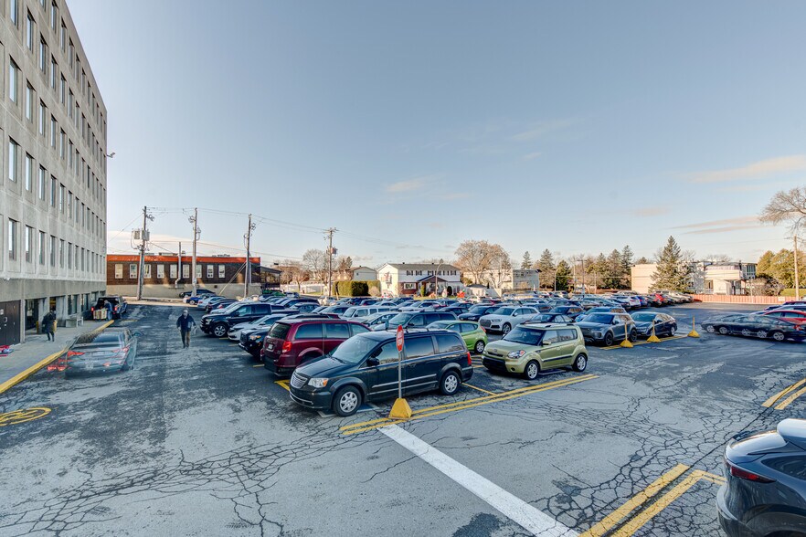 More Photos Of 1435 Boul Saint-Martin O, Laval Medical For Lease