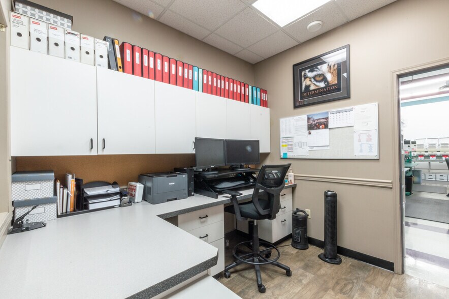 More Photos Of 4602 50 St, Stettler Light Manufacturing For Sale