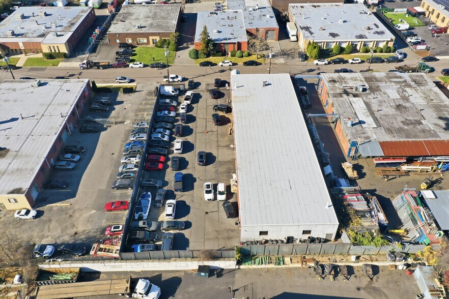 More Photos Of 11 Lucon Dr, Deer Park Showroom For Lease