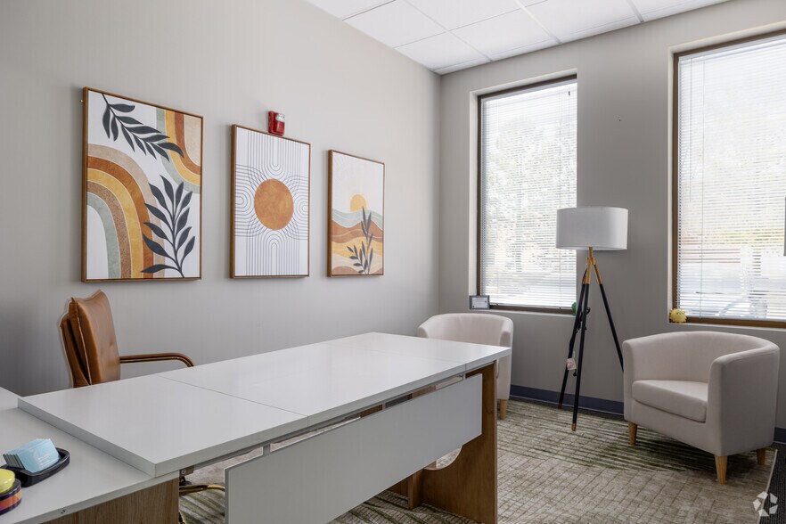 More Photos Of 365 Surryse Rd, Lake Zurich Office For Sale