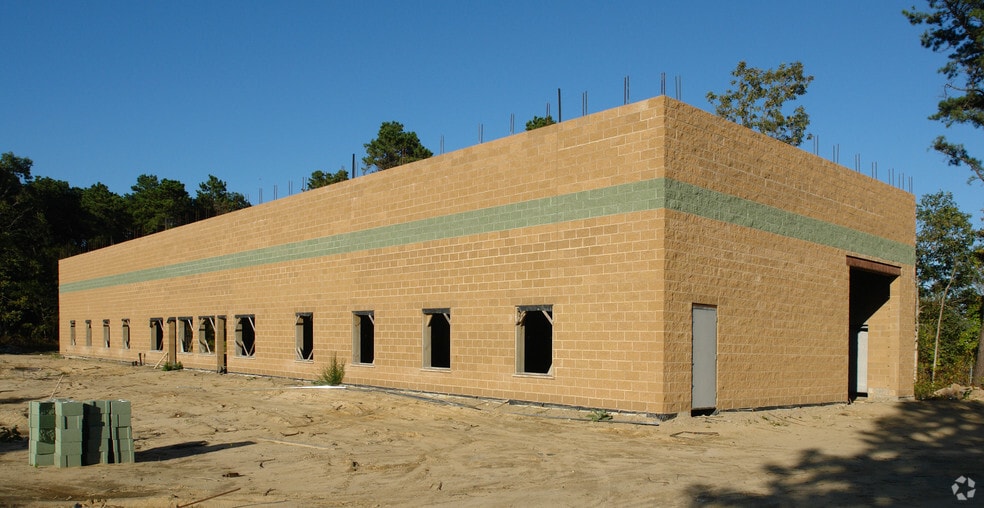 More Photos Of 885 Sylvan Ave, Bayport Warehouse For Lease