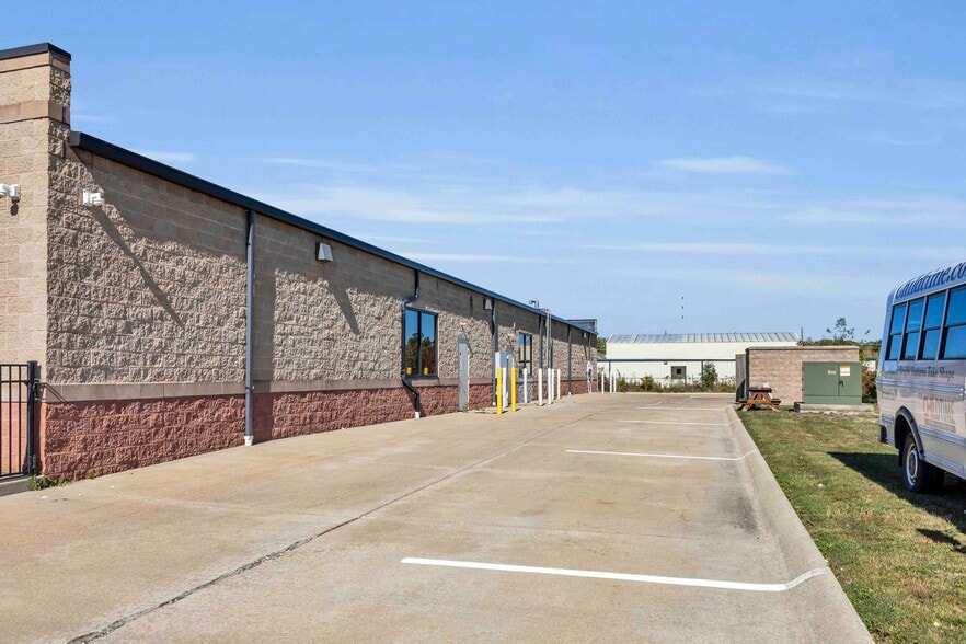 More Photos Of 941 Center Rd, Avon Freestanding For Sale