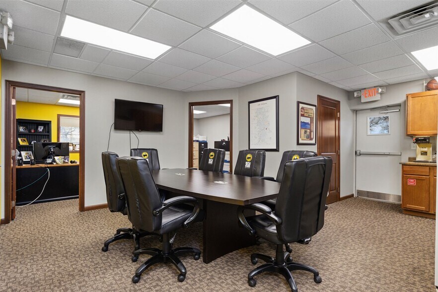 More Photos Of 2000 Burdick Expy E, Minot Office For Sale