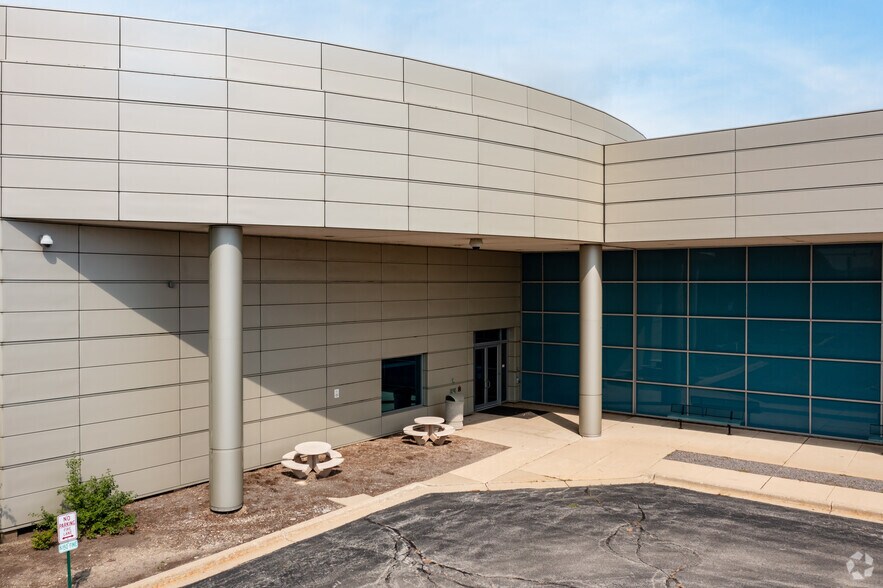 More Photos Of 2800 Lakeside Dr, Bannockburn Warehouse For Lease