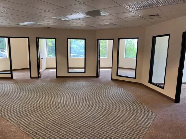 More Photos Of 11000 SW Barbur Blvd, Portland Office For Sale