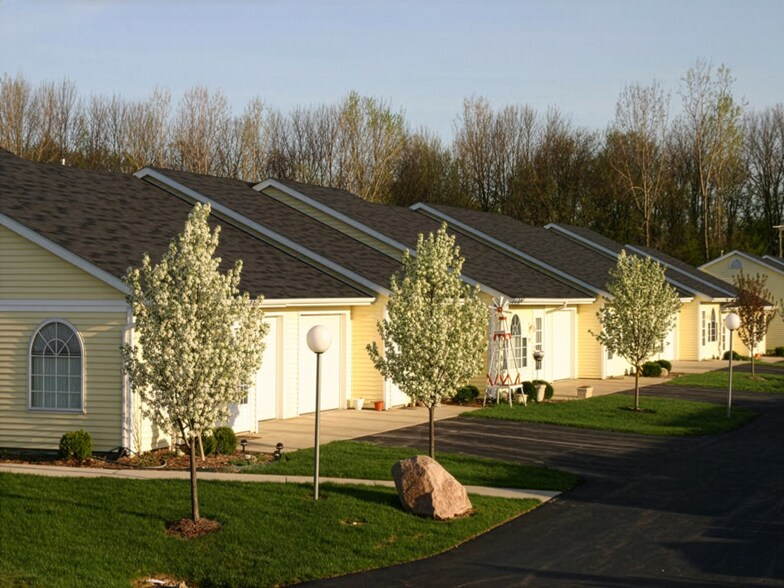 Primary Photo Of 1320 Knoll Crest Dr, Kendallville Apartments For Sale