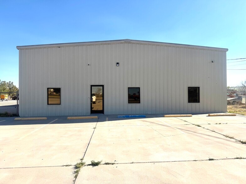 More Photos Of 2215 W Bender Blvd, Hobbs Warehouse For Lease