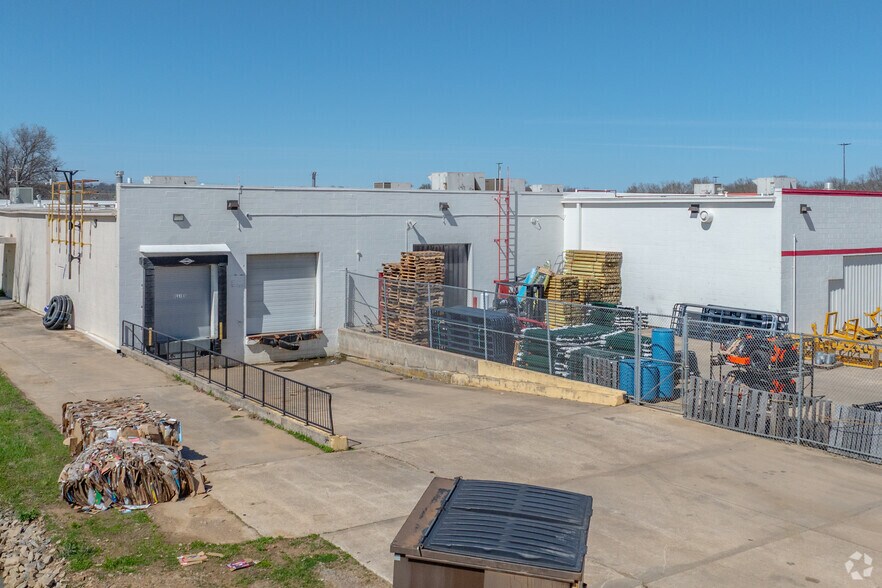 More Photos Of 1900 E Cherokee Ave, Sallisaw Storefront For Sale