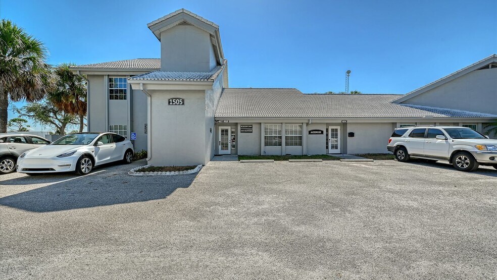 Primary Photo Of 1505 Tamiami Trl S, Venice Medical For Lease