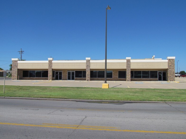 More Photos Of 1324-1332 NW 53rd St, Lawton Office For Lease