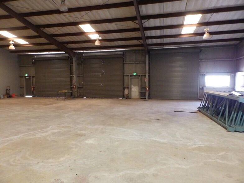 More Photos Of 2005 Tile Factory Rd, Palestine Manufacturing For Lease