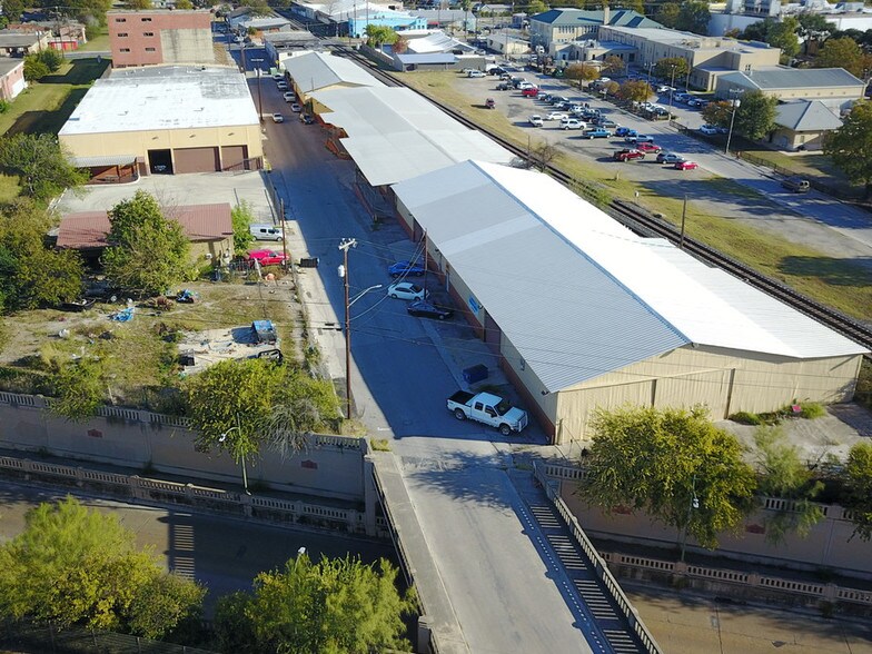 More Photos Of 120 W Lachapelle, San Antonio Warehouse For Lease