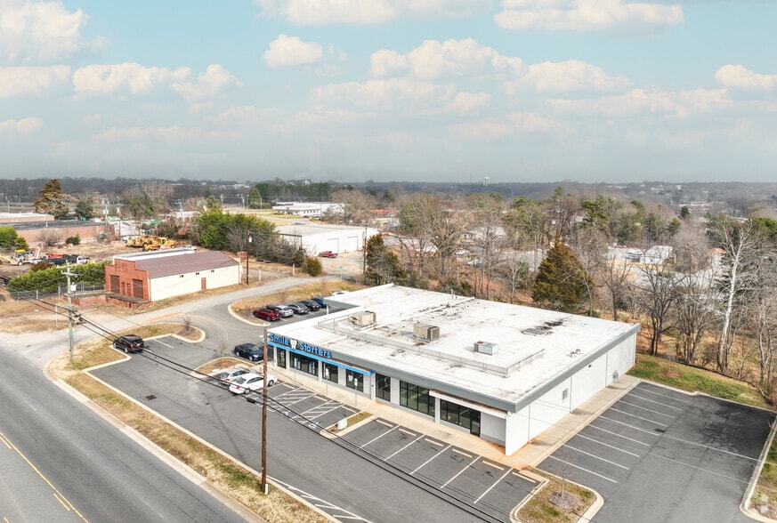 More Photos Of 655-657 Lenoir Rhyne Blvd SE, Hickory Freestanding For Lease