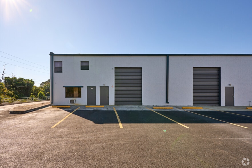 More Photos Of 895 NE Dixie Hwy, Jensen Beach Unknown For Lease