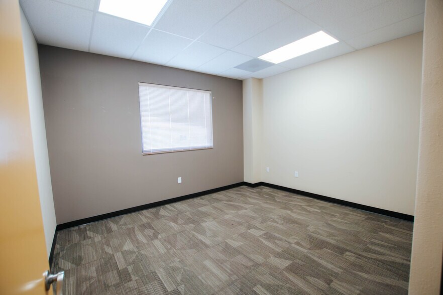 More Photos Of 9870 N Gateway Blvd, El Paso Office For Lease