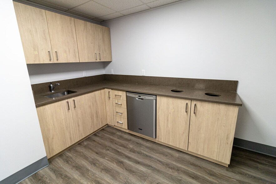 More Photos Of 2411 4th St NW, Calgary Office Residential For Lease