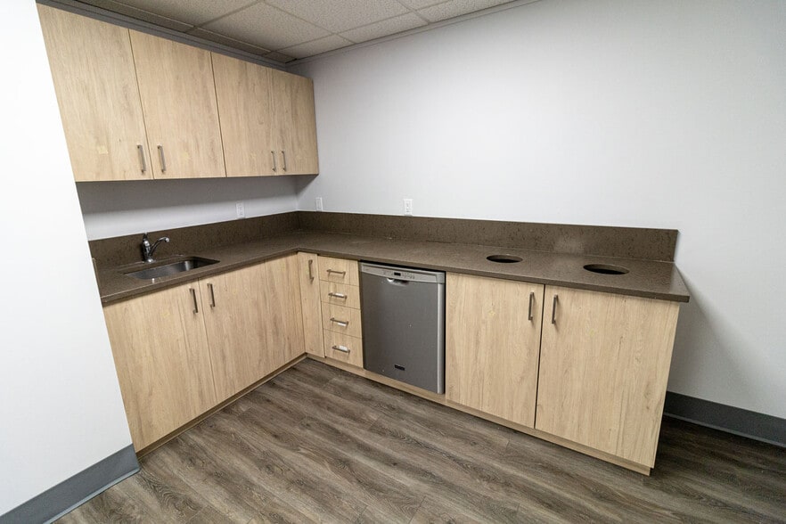 More Photos Of 2411 4th St NW, Calgary Office Residential For Lease