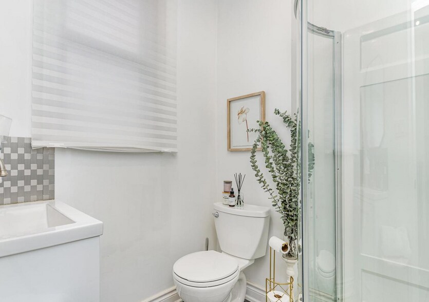 More Photos Of 74 Lippincott St, Toronto Storefront Retail Residential For Lease