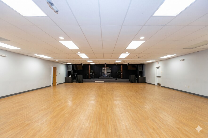 More Photos Of 230 Commerce Dr, Franklin Warehouse For Sale