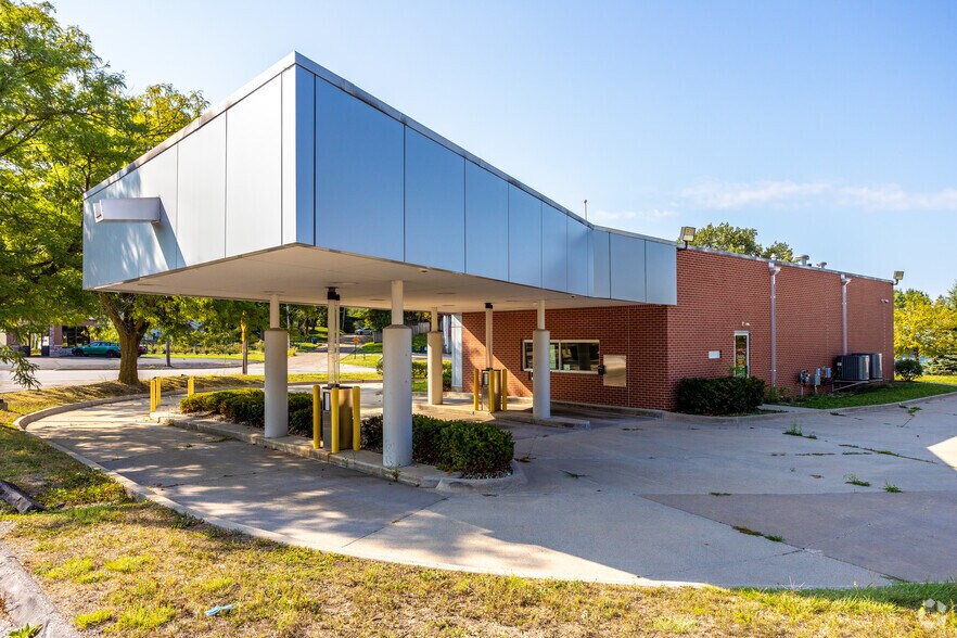 More Photos Of 2742 Hubbell Ave, Des Moines Bank For Lease