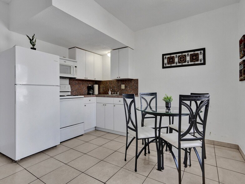 More Photos Of 326 Coolidge St, Hollywood Hotel For Sale