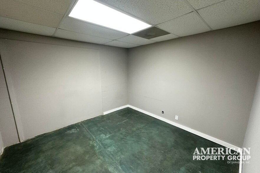 More Photos Of 4535-4557 Northgate Ct, Sarasota Light Distribution For Lease