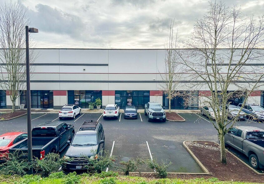 More Photos Of 25999 SW Canyon Creek Rd, Wilsonville Warehouse For Lease