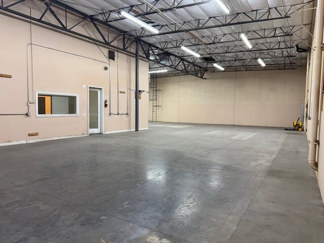 More Photos Of 5968 Edmond St, Las Vegas Warehouse For Lease