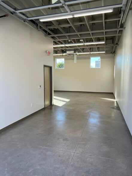 More Photos Of 4480 Alpha Rd, Dallas Flex For Lease