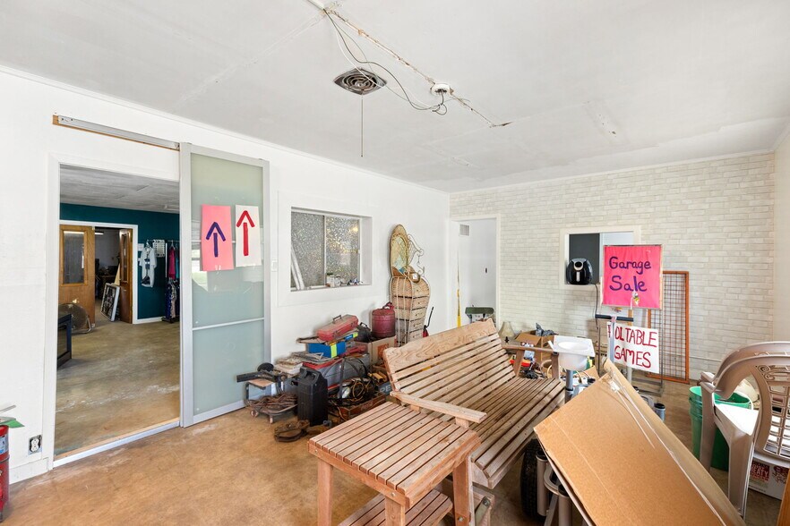 More Photos Of 805 N Magnolia Ave, Luling Flex For Sale