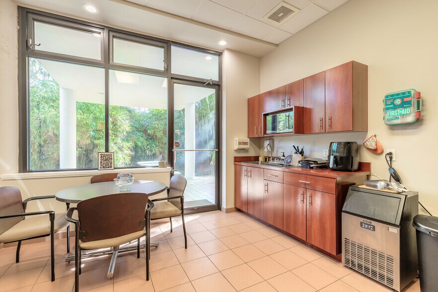 More Photos Of 2650 N Dixie Fwy, New Smyrna Beach Office For Sale
