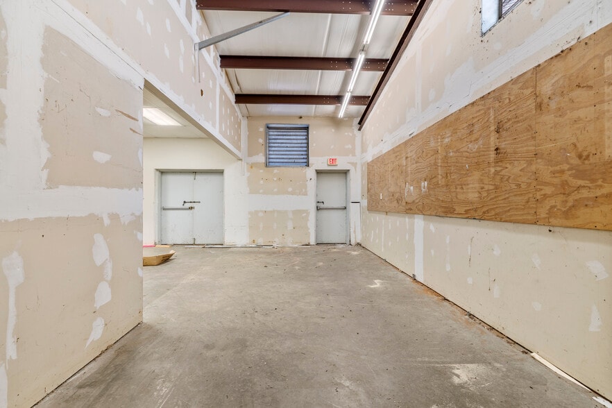 More Photos Of 1106 E Main St, Nacogdoches Warehouse For Sale