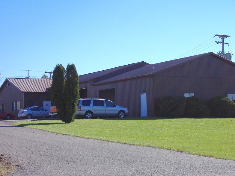 More Photos Of 1321-1325 Grand Oaks Dr, Howell Warehouse For Lease