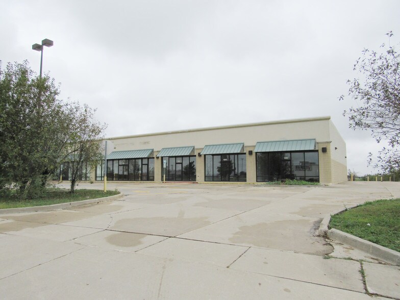 More Photos Of 2200 Westgate Dr, Bloomington Storefront For Lease