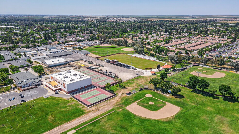 More Photos Of 3200 G St, Merced Veterinarian Kennel For Sale