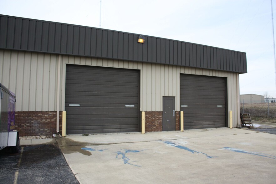 More Photos Of 378 Sundown Rd, South Elgin Warehouse For Lease