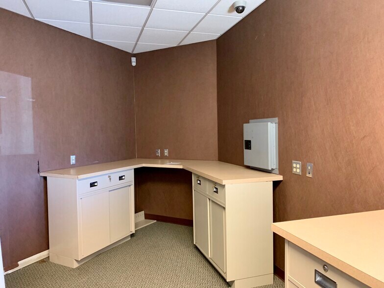 More Photos Of 139 Plaza Dr, Brandon Bank For Sale