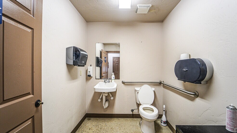 More Photos Of 5500 SW Moody St, Victoria Manufacturing For Sale