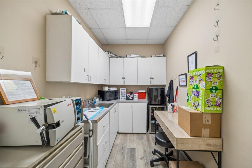 More Photos Of 5119 Fairmont Pky, Pasadena Medical For Lease