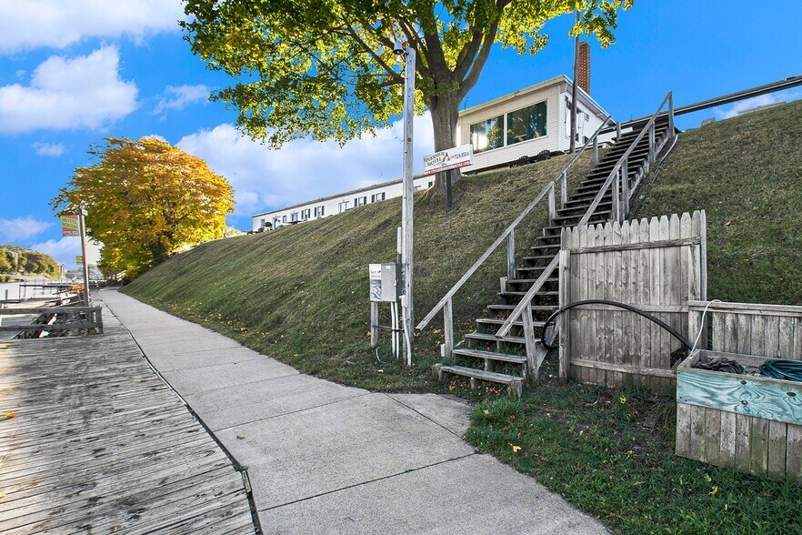 More Photos Of 520 Water St, Manistee Hotel For Sale