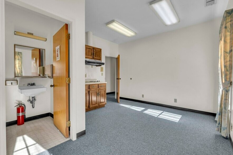 More Photos Of 2403 5th St N, Columbus Medical For Lease