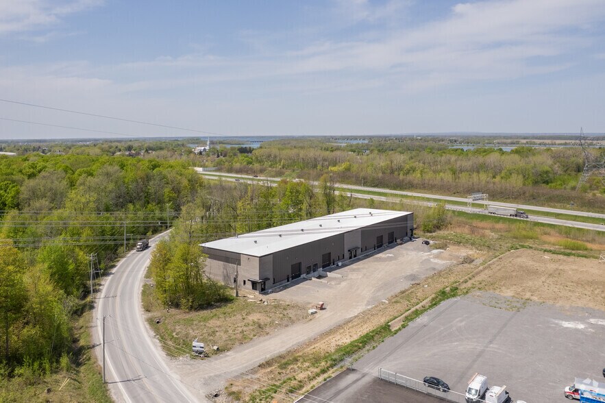 More Photos Of 5515 Av Pierre-Dansereau, Salaberry-de-valleyfield Distribution For Sale