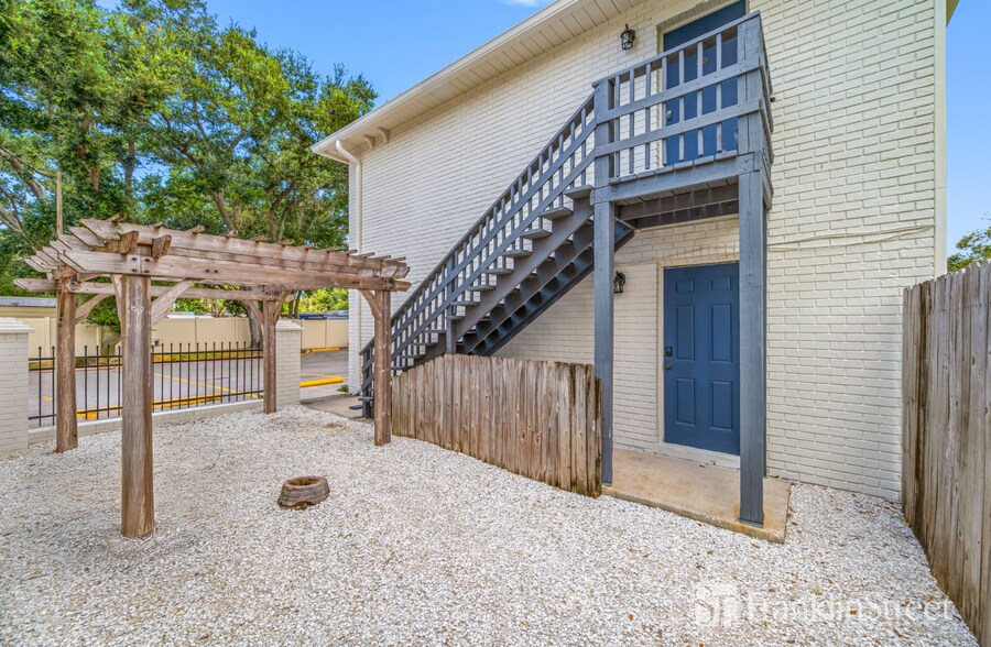 More Photos Of 7802-7806 Colonial Club Ct, Riverview Apartments For Sale