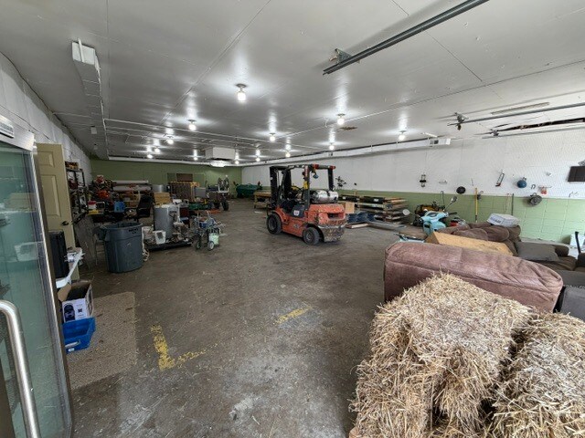 More Photos Of 68 Circle Dr, Marion Light Manufacturing For Sale