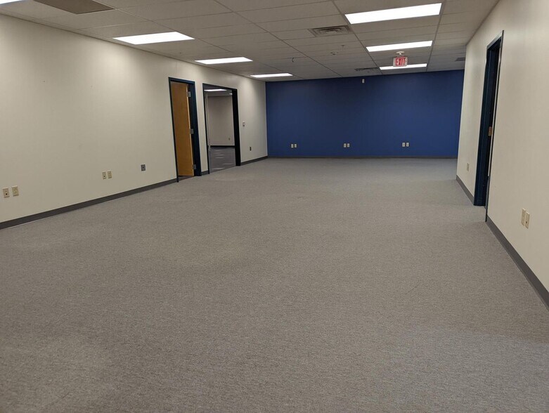 More Photos Of 15 Tech Valley Dr, East Greenbush Flex For Lease