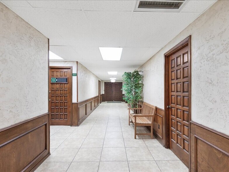 More Photos Of 2020 W Northwest Hwy, Grapevine Office For Lease