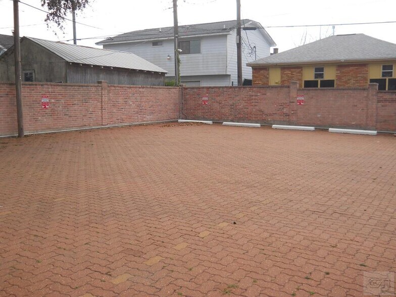 More Photos Of 2302 45th St, Galveston Office For Lease