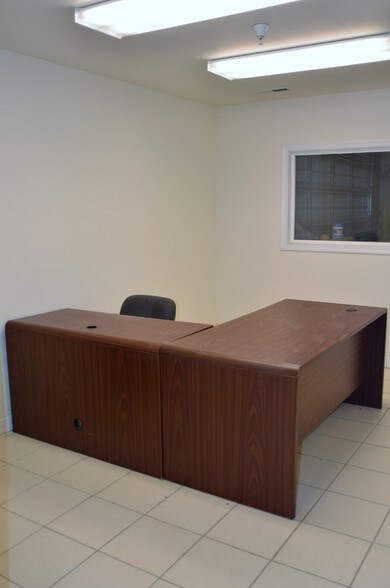More Photos Of 16517 Bull Church Rd, Woodford Warehouse For Lease